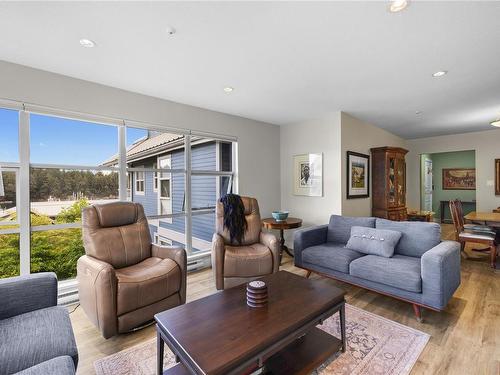 606-500 Stewart Ave, Nanaimo, BC - Indoor Photo Showing Living Room