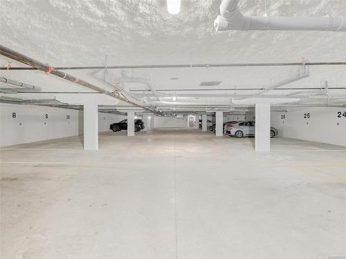 106-2374 Oakville Ave, Sidney, BC - Indoor Photo Showing Garage