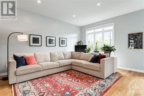 648 Mikinak Road, Ottawa, ON - Indoor Photo Showing Living Room