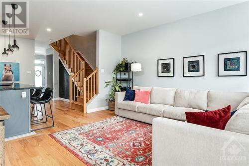 648 Mikinak Road, Ottawa, ON - Indoor Photo Showing Living Room