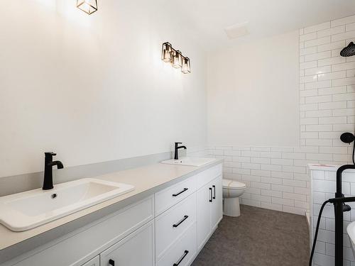 2594 Grand View Place, South Shuswap, BC - Indoor Photo Showing Bathroom