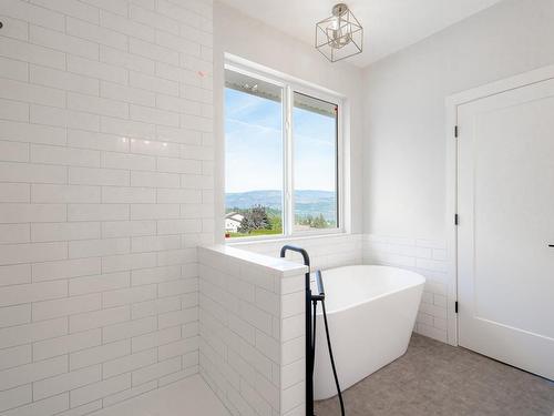 2594 Grand View Place, South Shuswap, BC - Indoor Photo Showing Bathroom