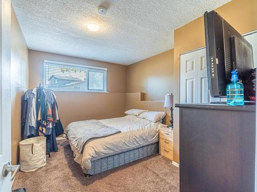 754 Cumberland Ave, Kamloops, BC - Indoor Photo Showing Bedroom