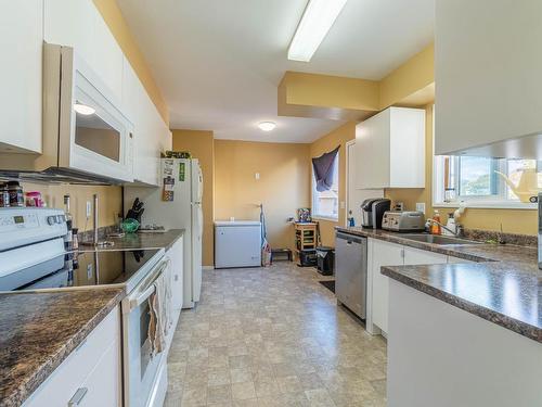 754 Cumberland Ave, Kamloops, BC - Indoor Photo Showing Kitchen