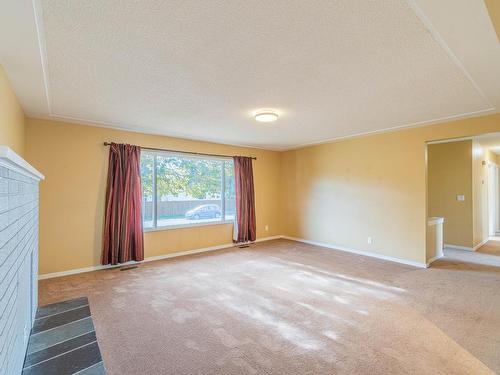 754 Cumberland Ave, Kamloops, BC - Indoor Photo Showing Living Room