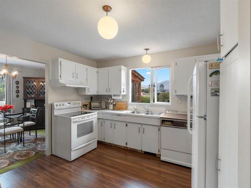 1344 Kenora Road, Kamloops, BC - Indoor Photo Showing Kitchen With Double Sink