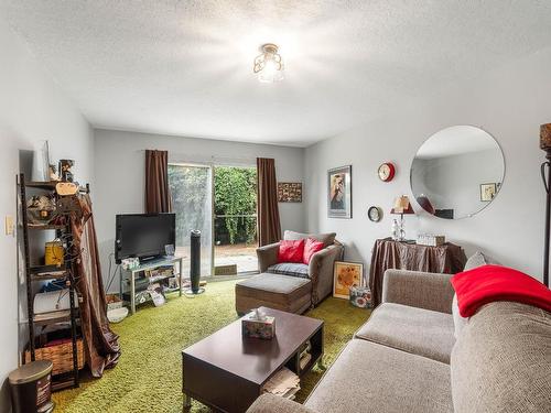 1344 Kenora Road, Kamloops, BC - Indoor Photo Showing Living Room