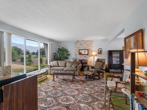 1344 Kenora Road, Kamloops, BC - Indoor Photo Showing Living Room