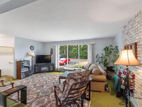 1344 Kenora Road, Kamloops, BC - Indoor Photo Showing Living Room