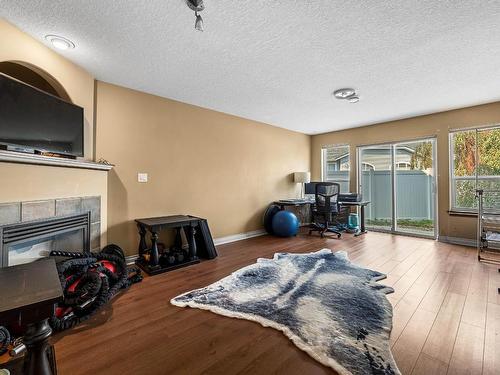 23-2210 Qu'Appelle Blvd, Kamloops, BC - Indoor Photo Showing Living Room With Fireplace