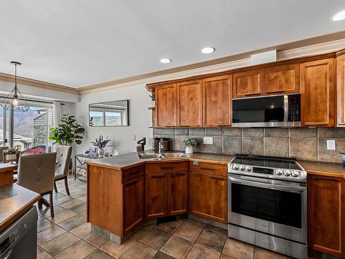 23-2210 Qu'Appelle Blvd, Kamloops, BC - Indoor Photo Showing Kitchen With Double Sink