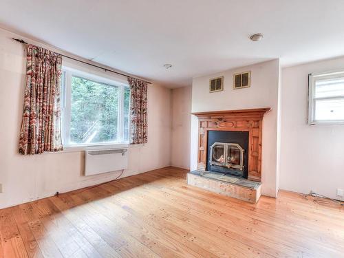 Salon - 574 Boul. Neptune, Dorval, QC - Indoor Photo Showing Living Room With Fireplace