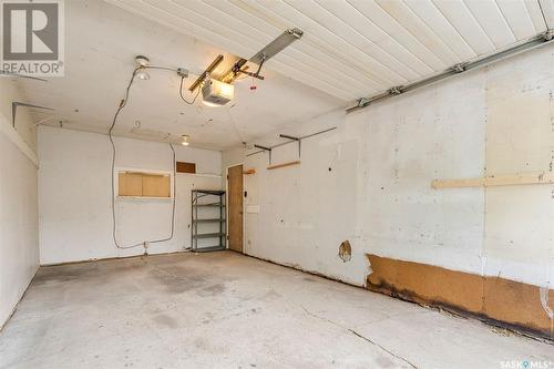 1410 Cumberland Avenue S, Saskatoon, SK - Indoor Photo Showing Garage