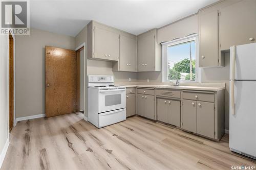 1410 Cumberland Avenue S, Saskatoon, SK - Indoor Photo Showing Kitchen With Double Sink