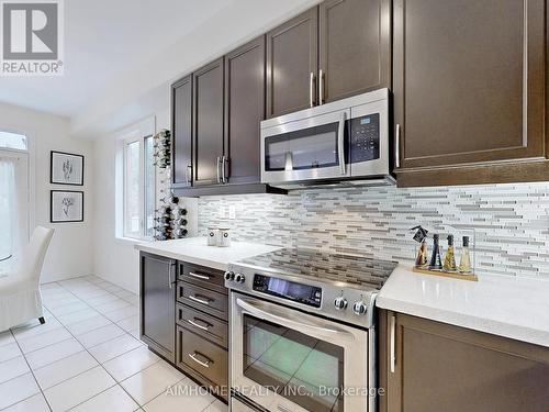 61 Bush Ridges Avenue, Richmond Hill, ON - Indoor Photo Showing Kitchen With Upgraded Kitchen