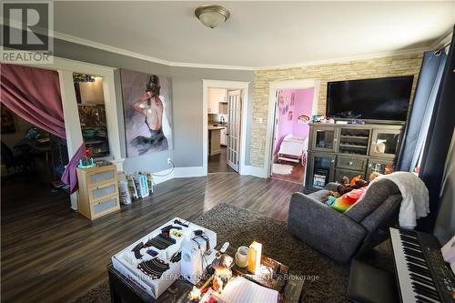 1028 Pembroke Street E, Pembroke, ON - Indoor Photo Showing Living Room