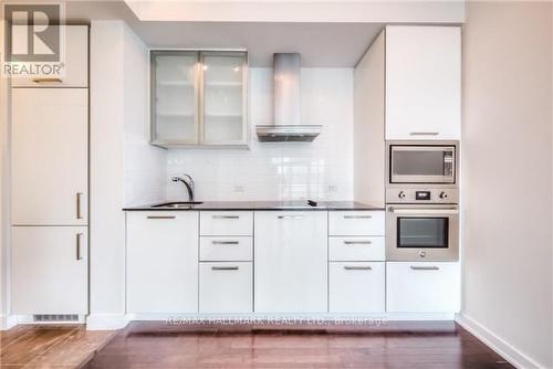 1005 - 14 York Street, Toronto (Waterfront Communities), ON - Indoor Photo Showing Kitchen