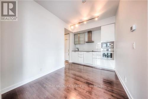 1005 - 14 York Street, Toronto (Waterfront Communities), ON - Indoor Photo Showing Kitchen