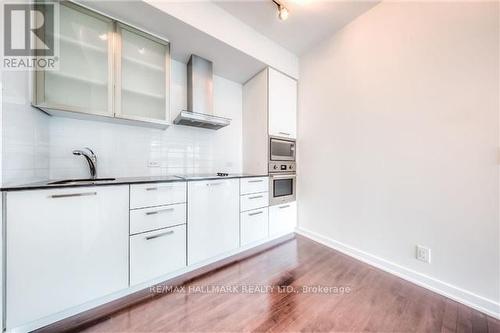 1005 - 14 York Street, Toronto (Waterfront Communities), ON - Indoor Photo Showing Kitchen