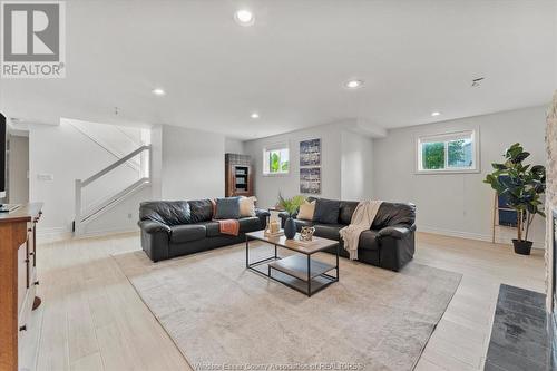 1370 Lisgar Avenue, Lasalle, ON - Indoor Photo Showing Living Room