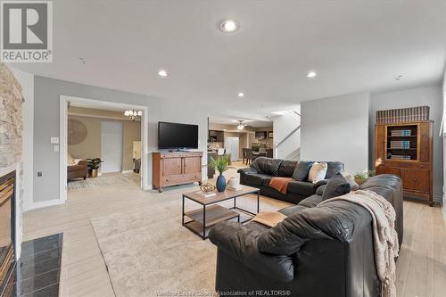 1370 Lisgar Avenue, Lasalle, ON - Indoor Photo Showing Living Room