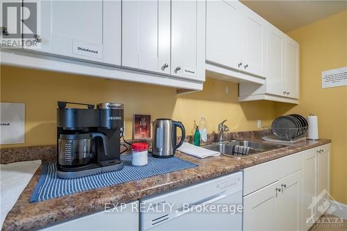 431 Gilmour Street, Ottawa, ON - Indoor Photo Showing Kitchen With Double Sink