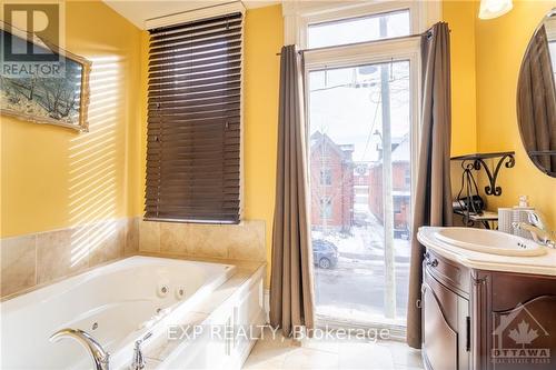 431 Gilmour Street, Ottawa, ON - Indoor Photo Showing Bathroom