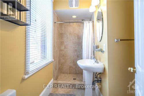 431 Gilmour Street, Ottawa, ON - Indoor Photo Showing Bathroom