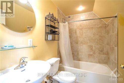 431 Gilmour Street, Ottawa, ON - Indoor Photo Showing Bathroom