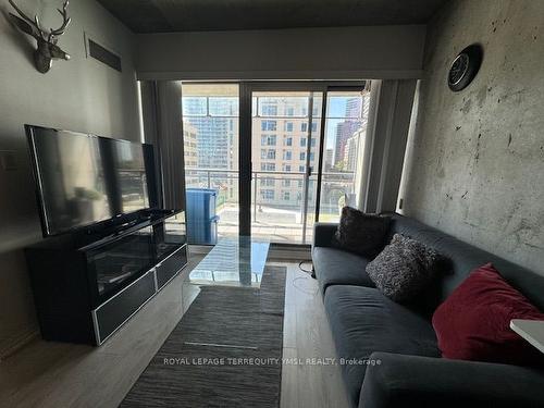 804-22 Wellesley St E, Toronto, ON - Indoor Photo Showing Living Room