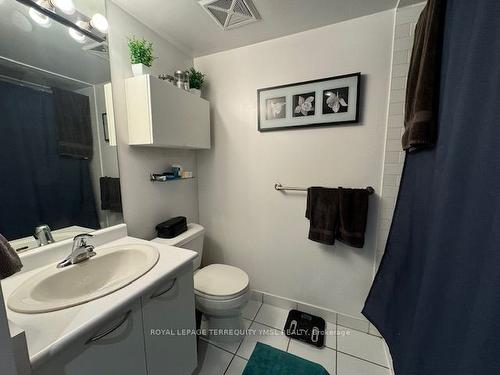 804-22 Wellesley St E, Toronto, ON - Indoor Photo Showing Bathroom