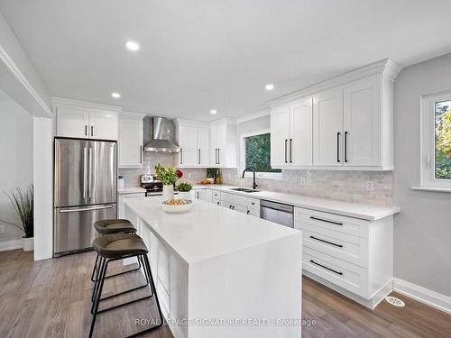 9 Caledon Crt, Brampton, ON - Indoor Photo Showing Kitchen With Upgraded Kitchen