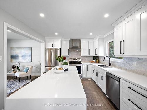 9 Caledon Crt, Brampton, ON - Indoor Photo Showing Kitchen With Double Sink With Upgraded Kitchen