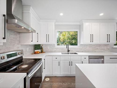 9 Caledon Crt, Brampton, ON - Indoor Photo Showing Kitchen With Double Sink With Upgraded Kitchen