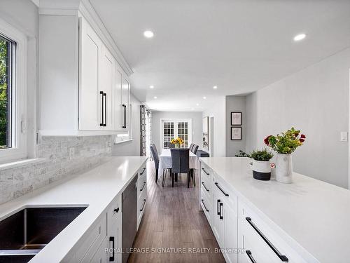 9 Caledon Crt, Brampton, ON - Indoor Photo Showing Kitchen With Upgraded Kitchen