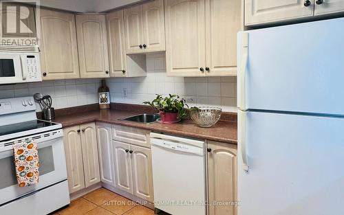 5D - 2866 Battleford Road, Mississauga (Meadowvale), ON - Indoor Photo Showing Kitchen