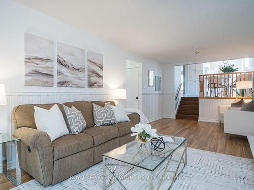 7237 Bendigo Circ, Mississauga, ON - Indoor Photo Showing Living Room