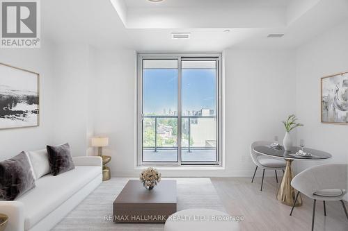 904 - 185 Alberta Avenue, Toronto (Oakwood Village), ON - Indoor Photo Showing Living Room