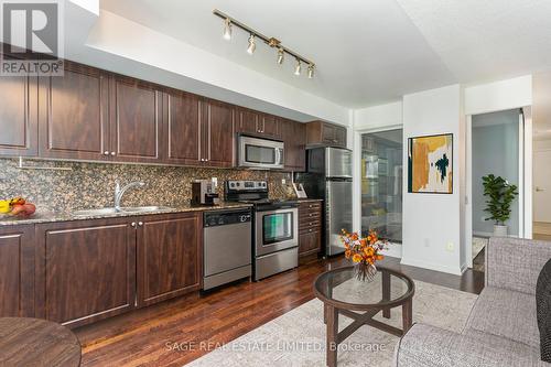 472 - 209 Fort York Boulevard, Toronto, ON - Indoor Photo Showing Kitchen