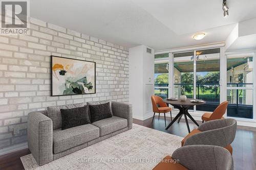 472 - 209 Fort York Boulevard, Toronto, ON - Indoor Photo Showing Living Room