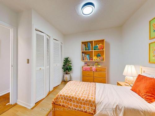 17 Wildwood Cres, Toronto, ON - Indoor Photo Showing Bedroom