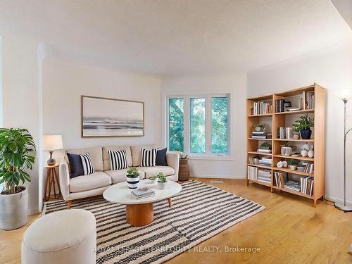 17 Wildwood Cres, Toronto, ON - Indoor Photo Showing Living Room