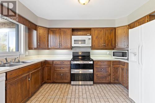 5188 Highway 26 Freeway, Clearview, ON - Indoor Photo Showing Kitchen With Double Sink