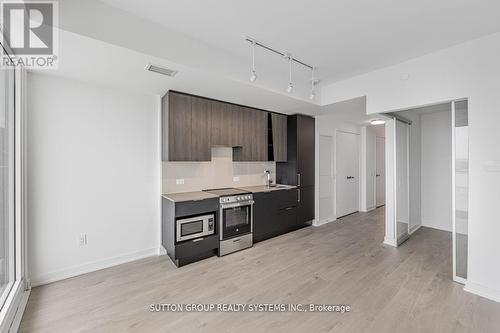 1307 - 3900 Confederation Parkway, Mississauga, ON - Indoor Photo Showing Kitchen