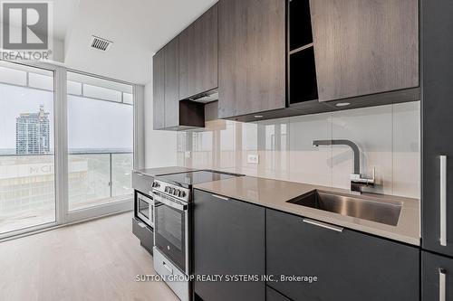 1307 - 3900 Confederation Parkway, Mississauga, ON - Indoor Photo Showing Kitchen