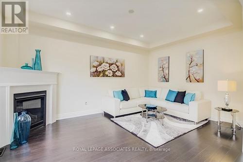 194 Gardiner Drive, Bradford West Gwillimbury, ON - Indoor Photo Showing Living Room With Fireplace