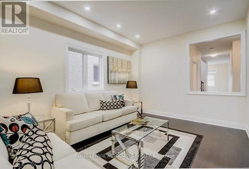 194 Gardiner Drive, Bradford West Gwillimbury, ON - Indoor Photo Showing Living Room