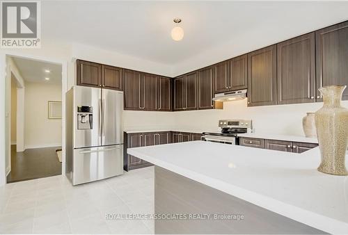 194 Gardiner Drive, Bradford West Gwillimbury, ON - Indoor Photo Showing Kitchen With Stainless Steel Kitchen