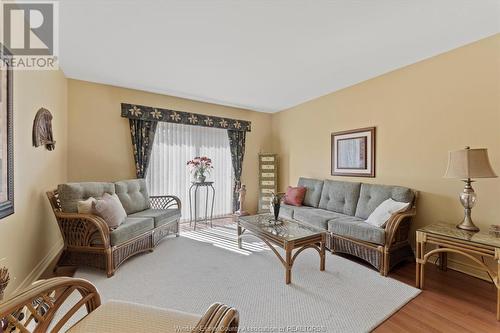 209 Irwin Avenue Unit# 9, Essex, ON - Indoor Photo Showing Living Room