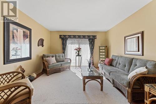 209 Irwin Avenue Unit# 9, Essex, ON - Indoor Photo Showing Living Room